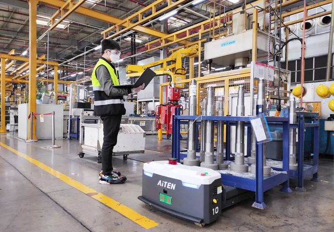 智能搬運工新成員 小海豚引領(lǐng)倉儲業(yè)高效變革